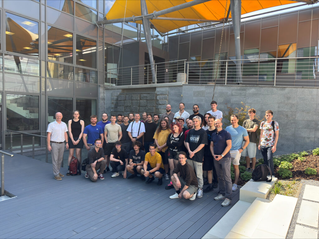 Internationale Summer School „Microcontroller Software Design“ Gruppenbild aller Teilnehmer